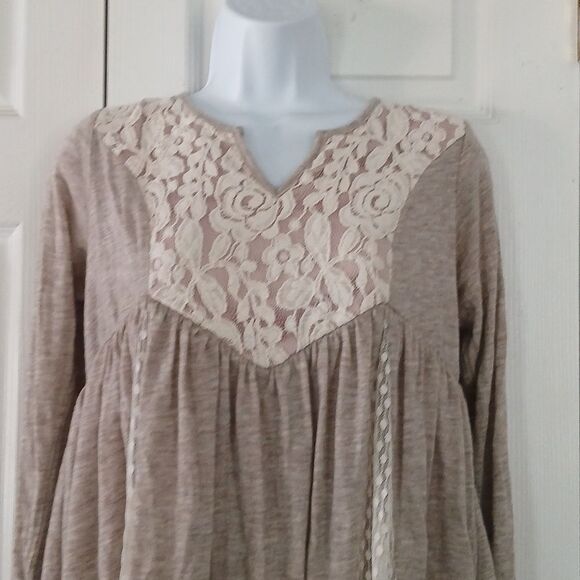Altar'd State oatmeal color long sleeve pleated blouse Sz M EUC - Picture 3 of 7